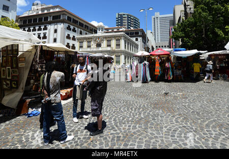 Souvenirläden am Greenmarket Square im Stadtzentrum von Kapstadt. Stockfoto