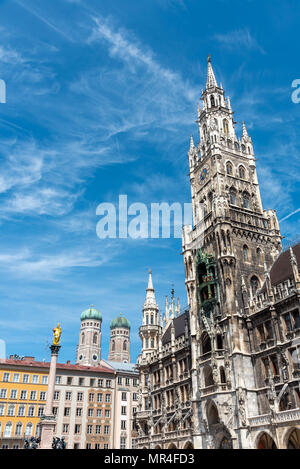 Das Neue Rathaus am Marienplatz in München mit den Türmen der Frauenkirche in der Rückseite Stockfoto