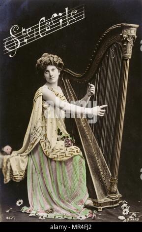 Französische Postkarte mit Bild einer Frau spielt eine Harfe. 1900 Stockfoto