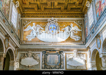 Counterfacade mit Winkeln Unterstützung der Barberini Emblem, von Bernini entworfen, in der Basilika Santa Maria in Ara Coeli, Rom, Italien. Stockfoto