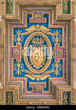 Papst Gregor XIII Wappen in der Decke der Basilika Santa Maria in Ara Coeli, in Rom, Italien. Stockfoto