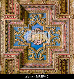 Kapitolinischen Wolf Holz- Symbol auf der Decke Basilika Santa Maria in Ara Coeli, in Rom, Italien. Stockfoto