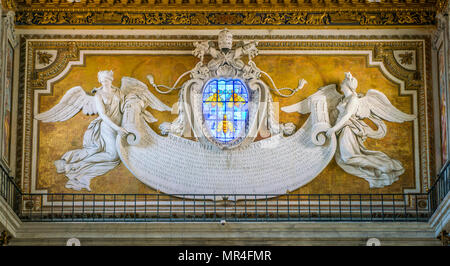 Counterfacade mit Winkeln Unterstützung der Barberini Emblem, von Bernini entworfen, in der Basilika Santa Maria in Ara Coeli, Rom, Italien. Stockfoto