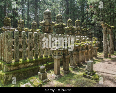 Gorinto 5-tiered Stupas in eingezäunten Gehäuse, mit Moos bedeckt ishidoro Steinlaternen und torii Tor, Okunoin, Koya-san, Präfektur Wakayama, Stockfoto