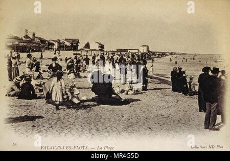 Französische Postkarte datiert um 1900 und zeigt eine Szene mit Strand und Touristen Stockfoto