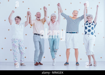 Lächelnde ältere Menschen Spaß und genießen Sie Silvester neues Jahr Stockfoto