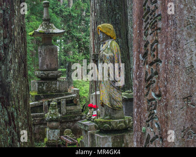 Gedenkstein und Statuen von buddhistischen Gottheiten, mit riesigen sugi Bäume, Okunoin, Koyasan, Wakayama, Japan Stockfoto