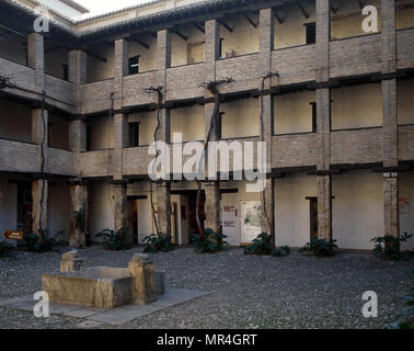 Granada, Andalusien, Spanien. Die Corral Corral del Carbon (Kohle). Innenhof. Es ist eines der wichtigsten Gebäude aus Granada's Nasriden Zeitraum erhalten. Es hat viele Verwendungen in der Geschichte hatte. Die Corral del Carbon war im 16. Jahrhundert als Khan, in der Mitte des kommerziellen Bereich aufgebaut. Nach 1531 war es, als Corral del Carbon genannt wegen seiner Verwendung als Speicher für Kohle. Im 16. Jahrhundert wurde angepasst für Casa De Comedias (Haus der Komödien). Vom 17. Jahrhundert an in kleine Apartments mit einem zentralen Innenhof umgewandelt wurde. Derzeit ist ein kulturelles Zentrum. Stockfoto