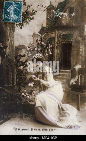 Jahrgang, Französisch, Postkarte, eine nachdenkliche Frau in einem gelben mittelalterlichen Kostüm. 1900 Stockfoto