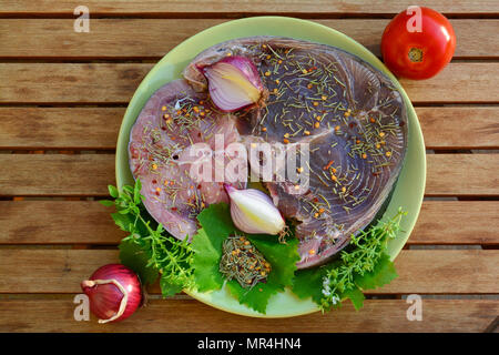 Rohen Thunfisch und Schwertfisch Steaks in einer Platte, Soused durch Olivenöl, Salz und trockenen Gewürzmischung für Fisch, Ansicht von oben Stockfoto