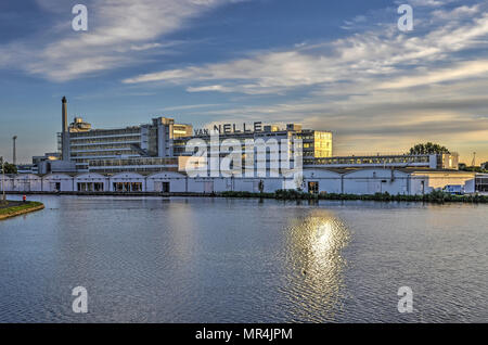 Rotterdam, Niederlande, 23. September 2016: Blick über den Fluss Schie zum Unesco Weltkulturerbe Van Nelle Fabrik Stockfoto