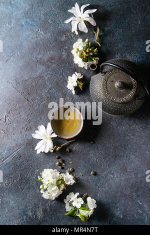 Tee mit Frühling Blumen Stockfoto