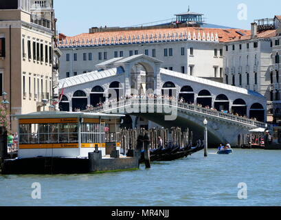 Die Rialtobrücke (Ponte di Rialto), überspannt den Canal Grande in Venedig, Italien. Es ist die älteste Brücke über den Kanal und war die Trennlinie für die Bezirke von San Marco und San Polo. Die heutige Brücke aus Stein, einem einzigen Spannweite ausgelegt von Antonio da Ponte, wurde schließlich im Jahre 1591 abgeschlossen. Stockfoto