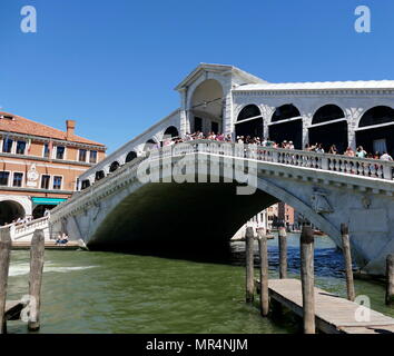 Die Rialtobrücke (Ponte di Rialto), überspannt den Canal Grande in Venedig, Italien. Es ist die älteste Brücke über den Kanal und war die Trennlinie für die Bezirke von San Marco und San Polo. Die heutige Brücke aus Stein, einem einzigen Spannweite ausgelegt von Antonio da Ponte, wurde schließlich im Jahre 1591 abgeschlossen. Stockfoto