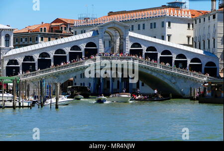 Die Rialtobrücke (Ponte di Rialto), überspannt den Canal Grande in Venedig, Italien. Es ist die älteste Brücke über den Kanal und war die Trennlinie für die Bezirke von San Marco und San Polo. Die heutige Brücke aus Stein, einem einzigen Spannweite ausgelegt von Antonio da Ponte, wurde schließlich im Jahre 1591 abgeschlossen. Stockfoto