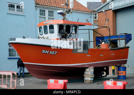 Fischerboot auf trockenem Land für Inspektion, Reparatur und Wartung. Stockfoto