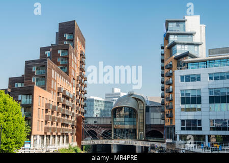 Bahnhof Leeds, neuer Eingang Süd und moderne Apartment Gebäude am Ufer des Flusses Aire. Stockfoto