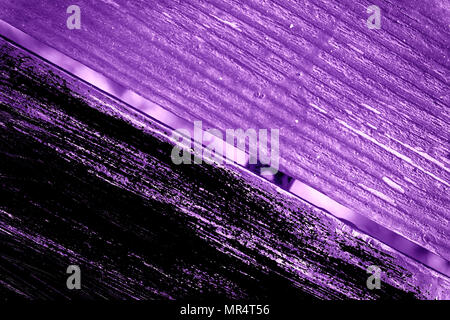 Grunge Ultra Violett Textur von alt, schäbig, grüne Farbe auf eine alte Holzbank mit Loch. Stockfoto