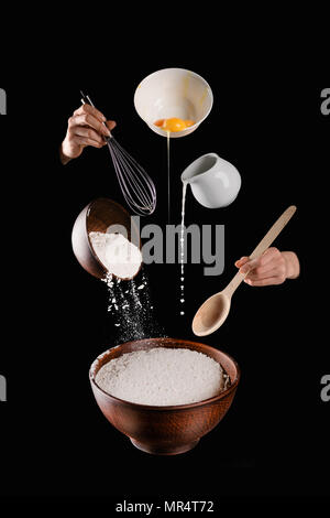 Zugeschnittenes Bild der Frau, Gebäck auf Schwarz isoliert Stockfoto