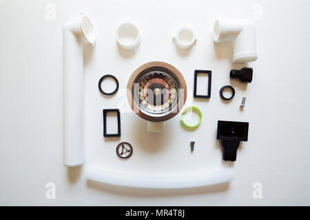 Verschiedene Hardware- Elementen und Röhrchen für eine Spüle entleeren Stockfoto