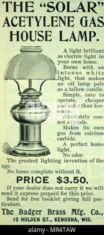 Werbung für ein 'Solar' Karbid Lampe. Ein Karbid Lampe, oder Acetylen gas Lampen, sind einfache Lampen, produzieren und Burn Acetylen (C2H2), die durch die Reaktion von calciumcarbid (CaC2) mit Wasser erzeugt wird. Vom 20. Jahrhundert Stockfoto