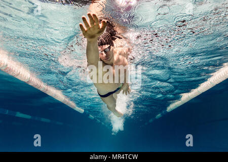 Unterwasser Bild der jungen Schwimmer in Schutzbrille Ausübung im Pool Stockfoto