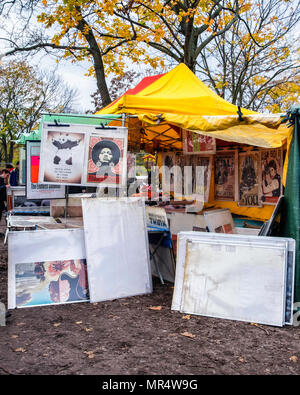 Berlin Prenzlauer Berg. Mauerpark Flohmarkt. Abschaltdruck Verkauf von alten Film Poster Stockfoto