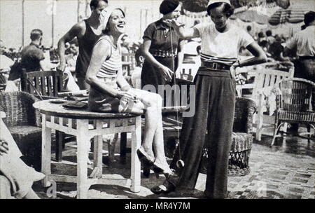 Foto: eine Gruppe von Frauen, die während Ihres Urlaub am Meer in Ihrem Strand Schlafanzug und den Kostümen. Vom 20. Jahrhundert Stockfoto