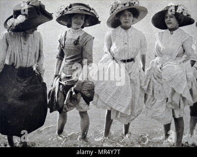 Foto: eine Gruppe von Frauen, die während der Urlaub am Meer in ihre unterröcke auf Brighton Beach gekleidet. Vom 20. Jahrhundert Stockfoto