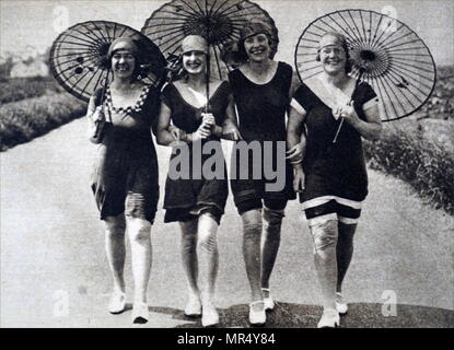 Foto: eine Gruppe von Frauen, die während Ihres Urlaub am Meer in ihr schwimmen Kostümen. Vom 20. Jahrhundert Stockfoto