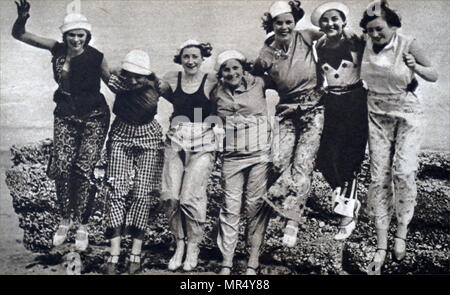 Foto: eine Gruppe von Frauen, die während Ihres Urlaub am Meer in Ihrem Strand Schlafanzug gekleidet. Vom 20. Jahrhundert Stockfoto