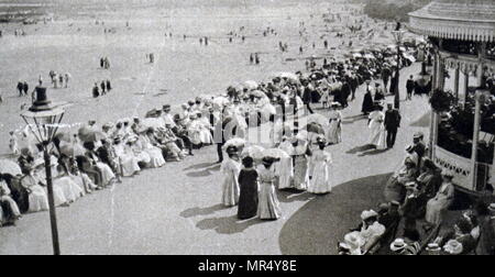 Foto: eine Gruppe von Frauen, die während Ihres Urlaub am Meer in ihre unterröcke auf Brighton Beach gekleidet. Vom 20. Jahrhundert Stockfoto