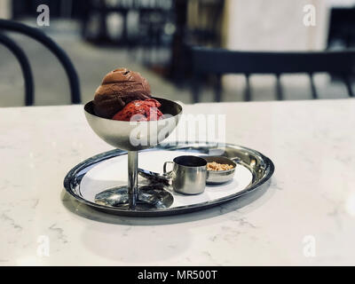 Schokolade und Kirsch Eis in Vintage Metallschale mit Silber Fach. Organische Sommer Nachtisch. Stockfoto