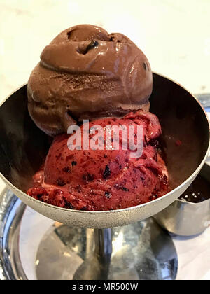 Schokolade und Kirsch Eis in Vintage Metallschale mit Silber Fach. Organische Sommer Nachtisch. Stockfoto
