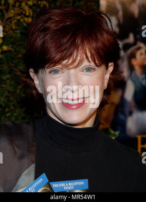 Frances Fisher anreisen, bei der Premiere von "Evelyn" an der Akademie der Künste und Wissenschaften in Los Angeles. Dezember 3, 2002. FisherFrances 04 Red Carpet Event, Vertikal, USA, Filmindustrie, Prominente, Fotografie, Bestof, Kunst, Kultur und Unterhaltung, Topix Prominente Fashion/Vertikal, Besten, Event in Hollywood Leben - Kalifornien, Roter Teppich und backstage, USA, Film, Stars, Film Stars, TV Stars, Musik, Promis, Fotografie, Bestof, Kunst, Kultur und Unterhaltung, Topix, headshot, vertikal, eine Person aus dem Jahr 2002, Anfrage tsuni@Ga Stockfoto