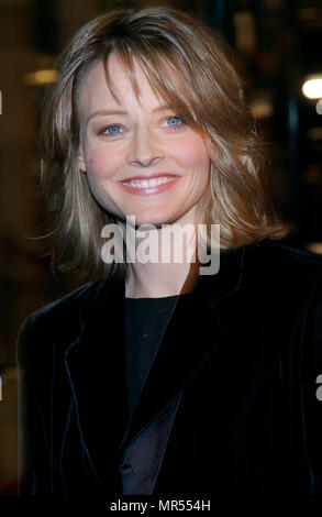 Jodie Foster anreisen, bei der Premiere von Panic Room im Loews Jahrhundert Theater in Los Angeles. März 18, 2002. FosterJodie 03 Red Carpet Event, Vertikal, USA, Filmindustrie, Prominente, Fotografie, Bestof, Kunst, Kultur und Unterhaltung, Topix Prominente Fashion/Vertikal, Besten, Event in Hollywood Leben - Kalifornien, Roter Teppich und backstage, USA, Film, Stars, Film Stars, TV Stars, Musik, Promis, Fotografie, Bestof, Kunst, Kultur und Unterhaltung, Topix, headshot, vertikal, eine Person aus dem Jahr 2002, Anfrage tsuni@Gamma-USA.com Stockfoto