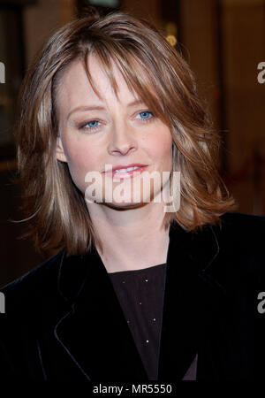 Jodie Foster anreisen, bei der Premiere von Panic Room im Loews Jahrhundert Theater in Los Angeles. März 18, 2002. FosterJodie 05 Red Carpet Event, Vertikal, USA, Filmindustrie, Prominente, Fotografie, Bestof, Kunst, Kultur und Unterhaltung, Topix Prominente Fashion/Vertikal, Besten, Event in Hollywood Leben - Kalifornien, Roter Teppich und backstage, USA, Film, Stars, Film Stars, TV Stars, Musik, Promis, Fotografie, Bestof, Kunst, Kultur und Unterhaltung, Topix, headshot, vertikal, eine Person aus dem Jahr 2002, Anfrage tsuni@Gamma-USA.com Stockfoto