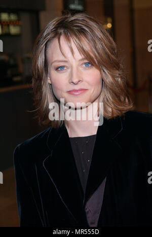 Jodie Foster anreisen, bei der Premiere von Panic Room im Loews Jahrhundert Theater in Los Angeles. März 18, 2002. FosterJodie 07 Red Carpet Event, Vertikal, USA, Filmindustrie, Prominente, Fotografie, Bestof, Kunst, Kultur und Unterhaltung, Topix Prominente Fashion/Vertikal, Besten, Event in Hollywood Leben - Kalifornien, Roter Teppich und backstage, USA, Film, Stars, Film Stars, TV Stars, Musik, Promis, Fotografie, Bestof, Kunst, Kultur und Unterhaltung, Topix, headshot, vertikal, eine Person aus dem Jahr 2002, Anfrage tsuni@Gamma-USA.com Stockfoto