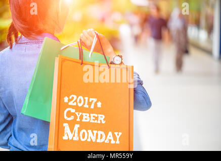Cyber Monday verkauf Konzept. Frau mit Einkaufstüten in der Shopping Mall. Stockfoto