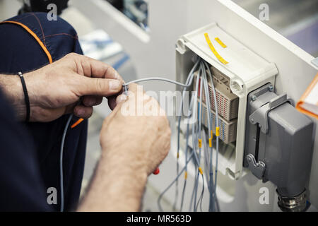 Elektriker Kabel Anschluss an der Anschlussbox Stockfoto