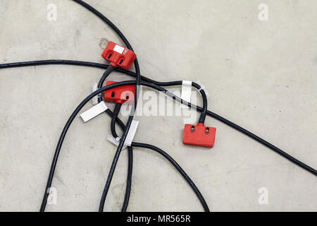 Industrielle elektrische Kabel mit Steckern, Nahaufnahme Stockfoto