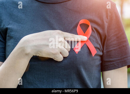 Frau Hände halten roten AIDS Awareness Ribbon. Aids-Aufklärungskampagne Stockfoto