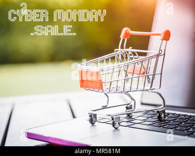 Mini Warenkorb und Laptop für Cyber Monday verkauf Konzept. Stockfoto