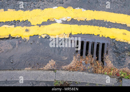 Regenwasser entlang einer Straße Dachrinne in einen Abfluss, Nottinghamshire, England, Großbritannien Stockfoto