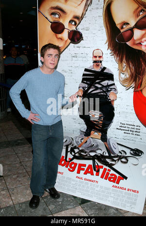 Frankie Muniz posiert bei der Premiere von Big Fat Liar an der Universal City Walk Theater in Los Angeles. Februar 2, 2002. 16. MunizFrankie JPGMunizFrankie 16 Red Carpet Event, Vertikal, USA, Filmindustrie, Prominente, Fotografie, Bestof, Kunst, Kultur und Unterhaltung, Topix Prominente Fashion/Vertikal, Besten, Event in Hollywood Leben - Kalifornien, Roter Teppich und backstage, USA, Film, Stars, Film Stars, TV Stars, Musik, Promis, Fotografie, Bestof, Kunst, Kultur und Unterhaltung, Topix, vertikal, eine Person aus dem Jahr 2001, Anfrage tsuni @ Gamma-USA Stockfoto