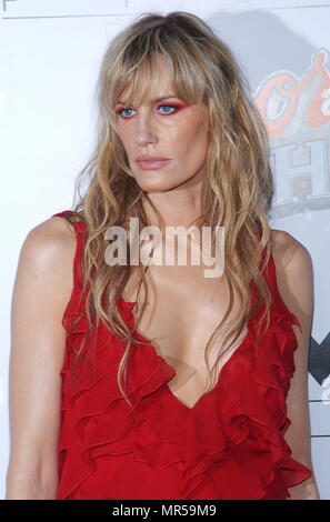 Daryl Hannah, an der "Kill Bill Vol. 1 PREMIERE "Ankunft an der Chinese Theatre in Los Angeles. September 29, 2003. HannahDaryl 33 Red Carpet Event, Vertikal, USA, Filmindustrie, Prominente, Fotografie, Bestof, Kunst, Kultur und Unterhaltung, Topix Prominente Fashion/Vertikal, Besten, Event in Hollywood Leben - Kalifornien, Roter Teppich und backstage, USA, Film, Stars, Film Stars, TV Stars, Musik, Promis, Fotografie, Bestof, Kunst, Kultur und Unterhaltung, Topix, headshot, vertikal, eine Person aus dem Jahr 2003, Anfrage tsuni@Gamma-USA.com Stockfoto