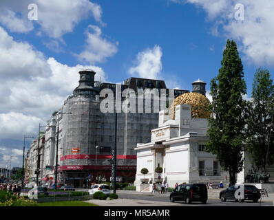 Foto von der Außenseite des Gebäudes der Wiener Secession, Österreich, 1897 erbaut, von Joseph Maria Olbrich als architektonisches Manifest für die Wiener Secession. Die Wiener Secession war eine Kunst der Bewegung 1897 gegründet von einer Gruppe von österreichischen Künstlerinnen und Künstler, die von der Vereinigung der österreichischen Künstler abgefunden hatte, im Wiener Künstlerhaus untergebracht. Stockfoto