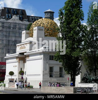 Foto von der Außenseite des Gebäudes der Wiener Secession, Österreich, 1897 erbaut, von Joseph Maria Olbrich als architektonisches Manifest für die Wiener Secession. Die Wiener Secession war eine Kunst der Bewegung 1897 gegründet von einer Gruppe von österreichischen Künstlerinnen und Künstler, die von der Vereinigung der österreichischen Künstler abgefunden hatte, im Wiener Künstlerhaus untergebracht. Stockfoto