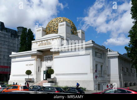 Foto von der Außenseite des Gebäudes der Wiener Secession, Österreich, 1897 erbaut, von Joseph Maria Olbrich als architektonisches Manifest für die Wiener Secession. Die Wiener Secession war eine Kunst der Bewegung 1897 gegründet von einer Gruppe von österreichischen Künstlerinnen und Künstler, die von der Vereinigung der österreichischen Künstler abgefunden hatte, im Wiener Künstlerhaus untergebracht. Stockfoto