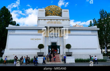 Foto von der Außenseite des Gebäudes der Wiener Secession, Österreich, 1897 erbaut, von Joseph Maria Olbrich als architektonisches Manifest für die Wiener Secession. Die Wiener Secession war eine Kunst der Bewegung 1897 gegründet von einer Gruppe von österreichischen Künstlerinnen und Künstler, die von der Vereinigung der österreichischen Künstler abgefunden hatte, im Wiener Künstlerhaus untergebracht. Stockfoto